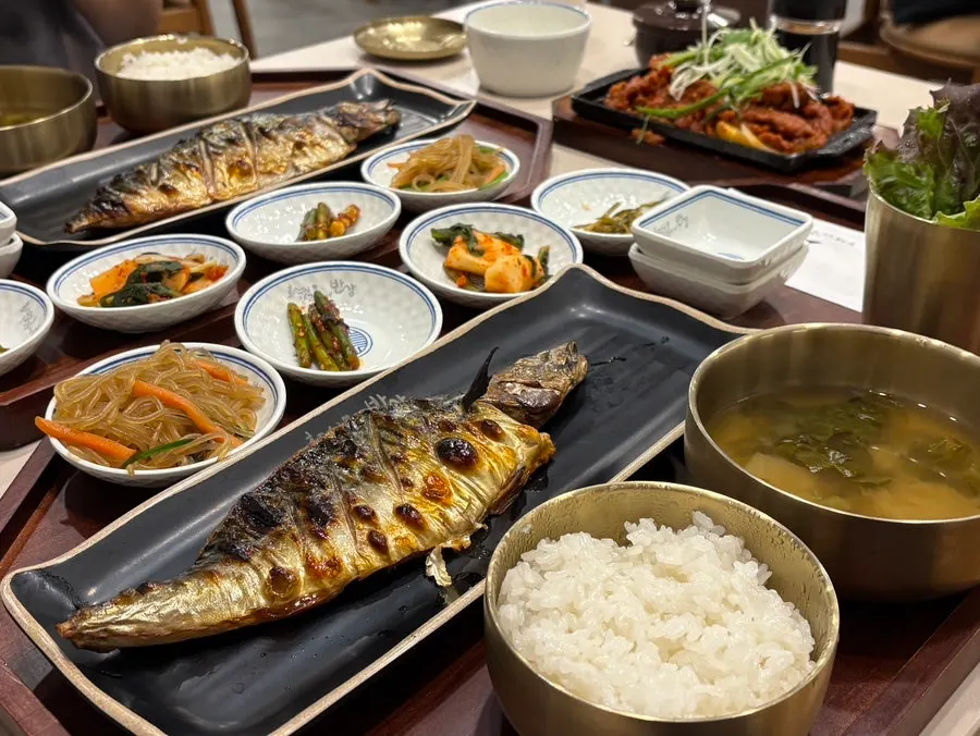 셀프바에서 담아온 반찬과 떡볶이