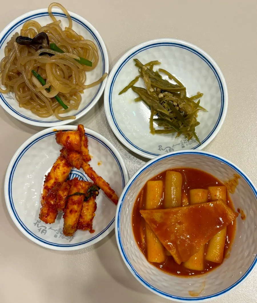 잡채와 마늘쫑무침, 총각김치 밑반찬