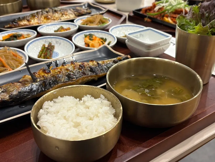 간장과 강된장을 덜어놓은 접시