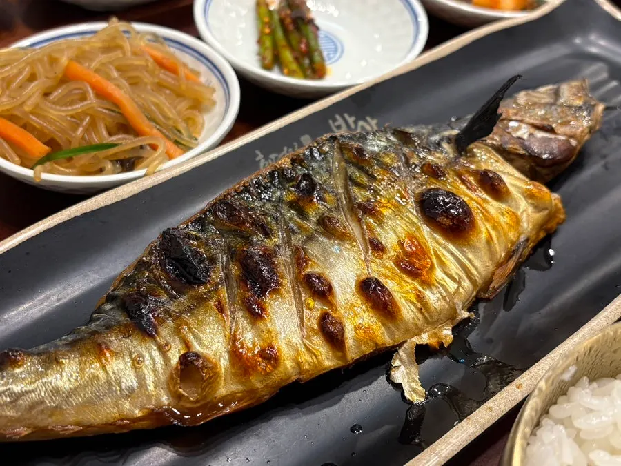 된장국과 함께 차려진 고등어 반상