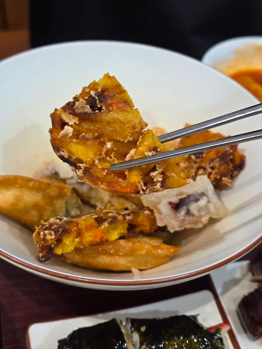 Fish cake broth topped with fried crumbs