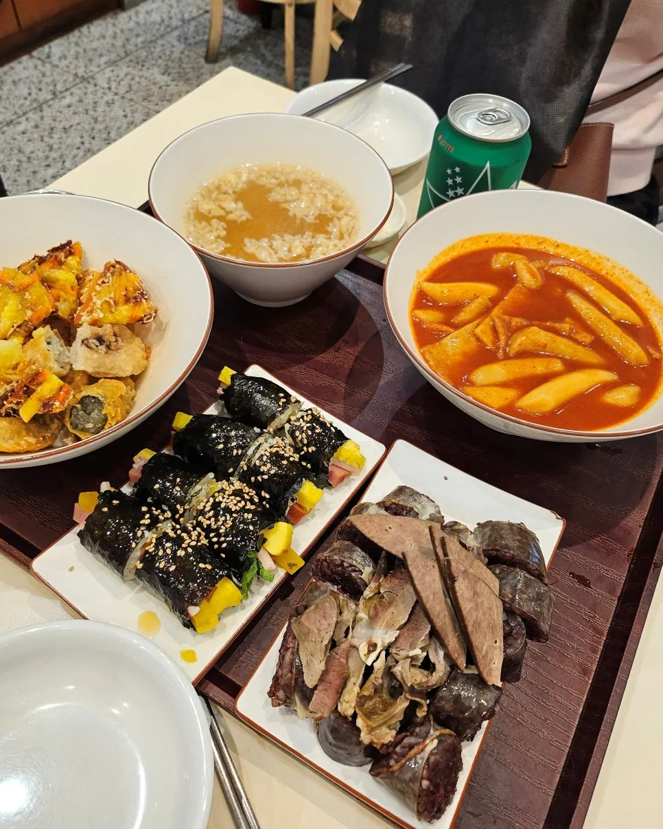 Getting hungry while shopping around Yeouido