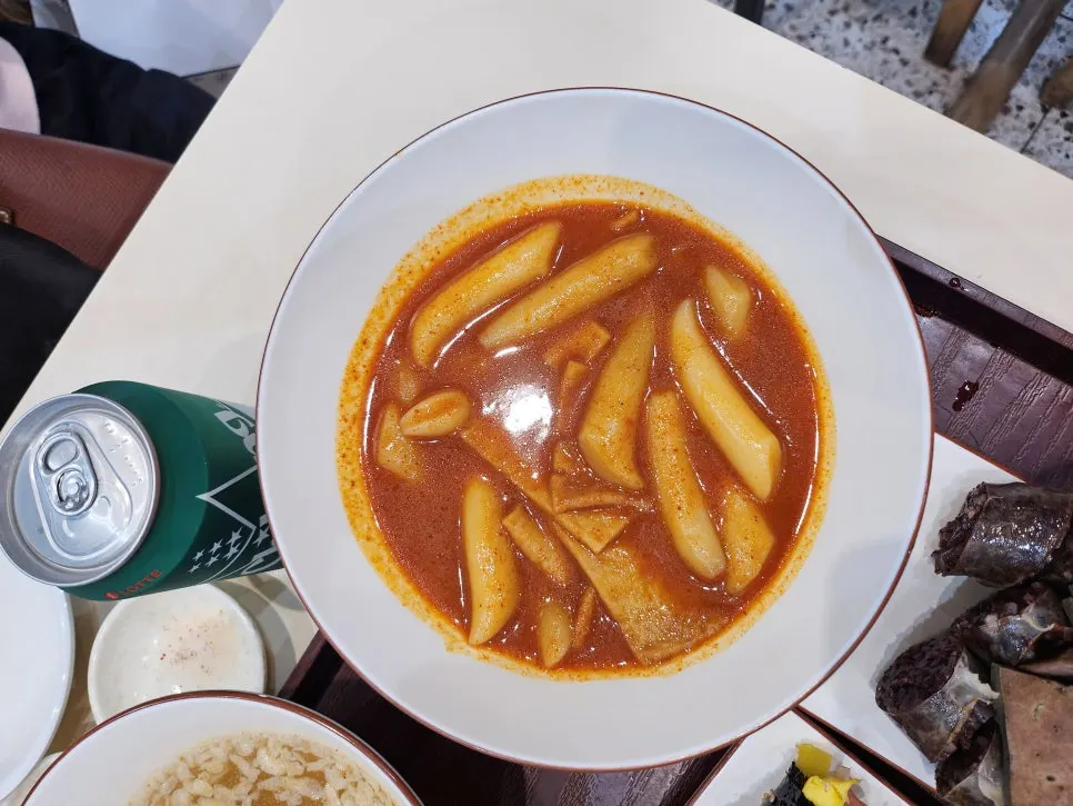 Chewy rice cakes coated in spicy-sweet sauce