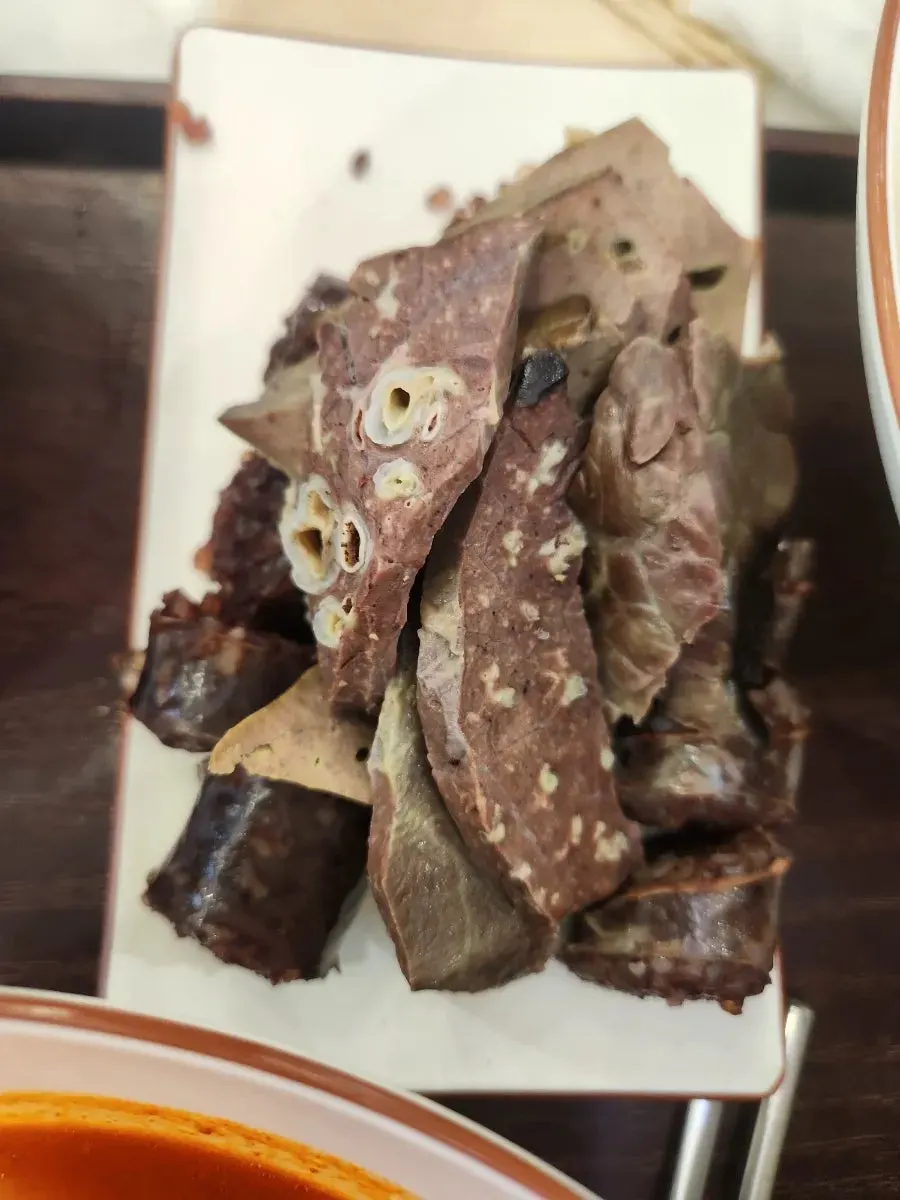 여러 가지 분식 메뉴 한 상