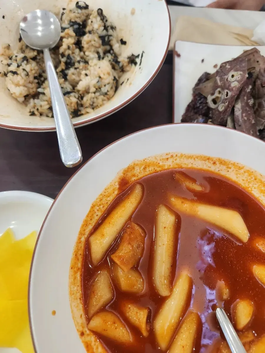 여럿이 나눠 먹는 떡볶이 세트