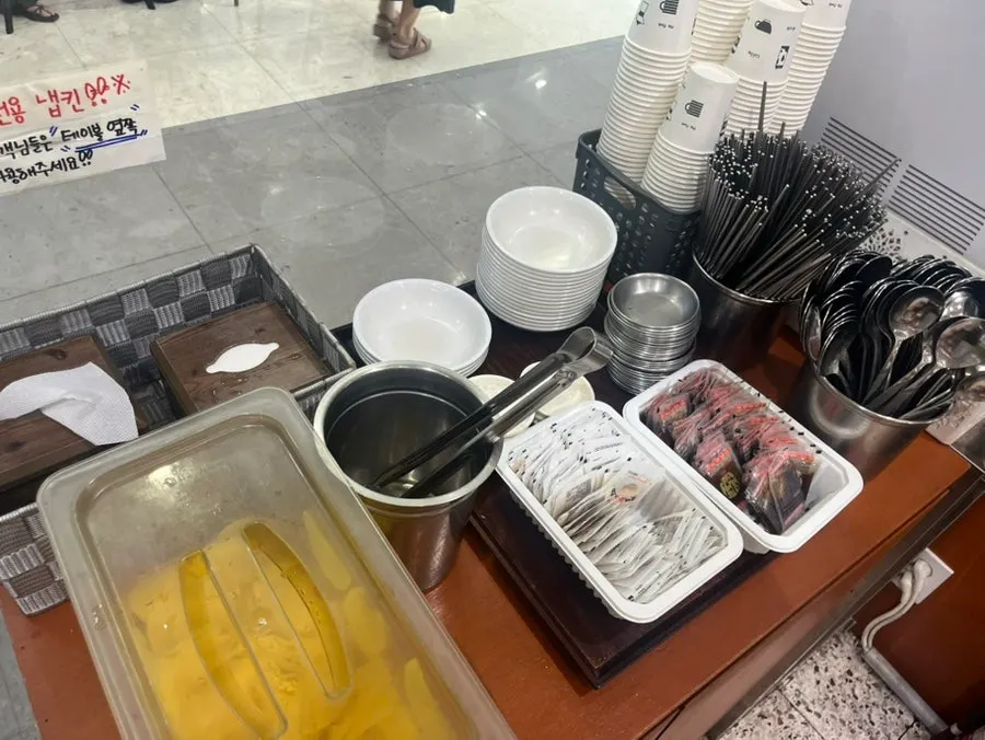 여러 분식 메뉴로 구성된 세트