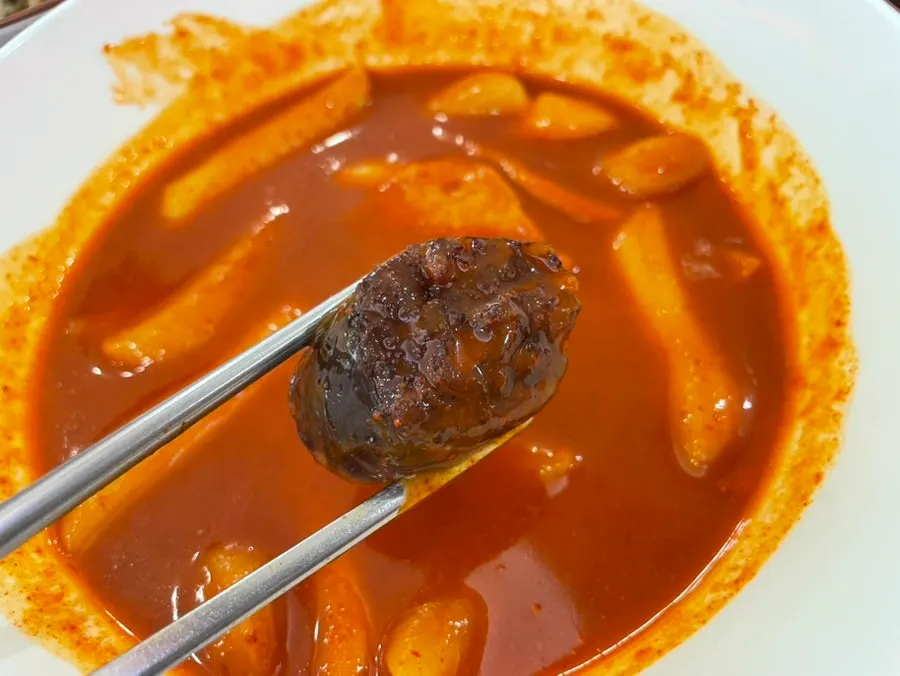 떡볶이 양념에 적신 순대