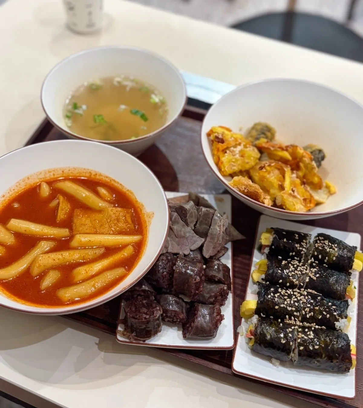 떡볶이 튀김 순대 꼬마김밥으로 구성된 현선이세트 한 상