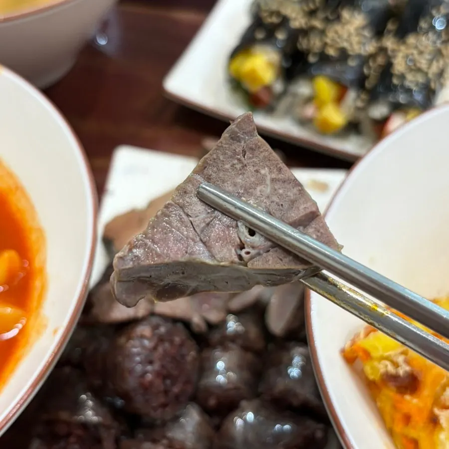 간과 허파가 함께 담긴 순대 구성