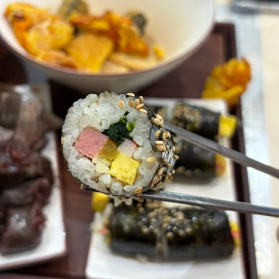 떡볶이 국물에 적신 꼬마김밥