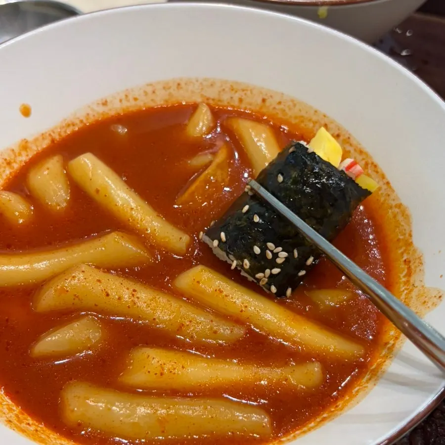 꼬마김밥 단면과 떡볶이 양념