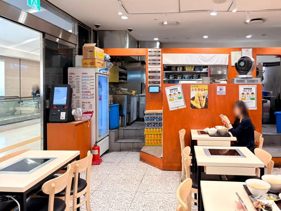 IFC몰 입구 앞 현선이네 떡볶이 매장 입구