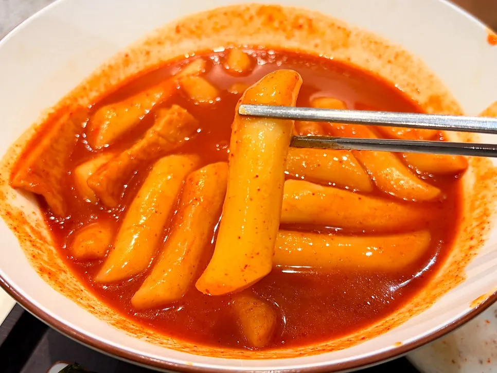 국물이 넉넉한 중간맛 국물떡볶이
