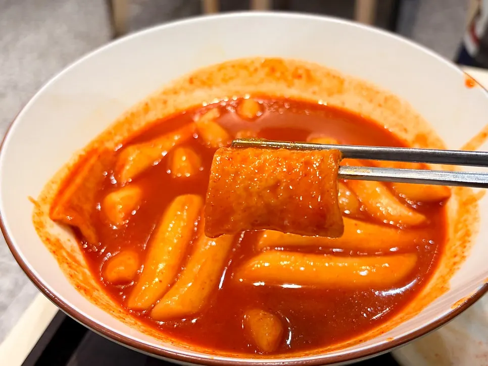 쫀득한 떡과 어묵이 들어간 떡볶이