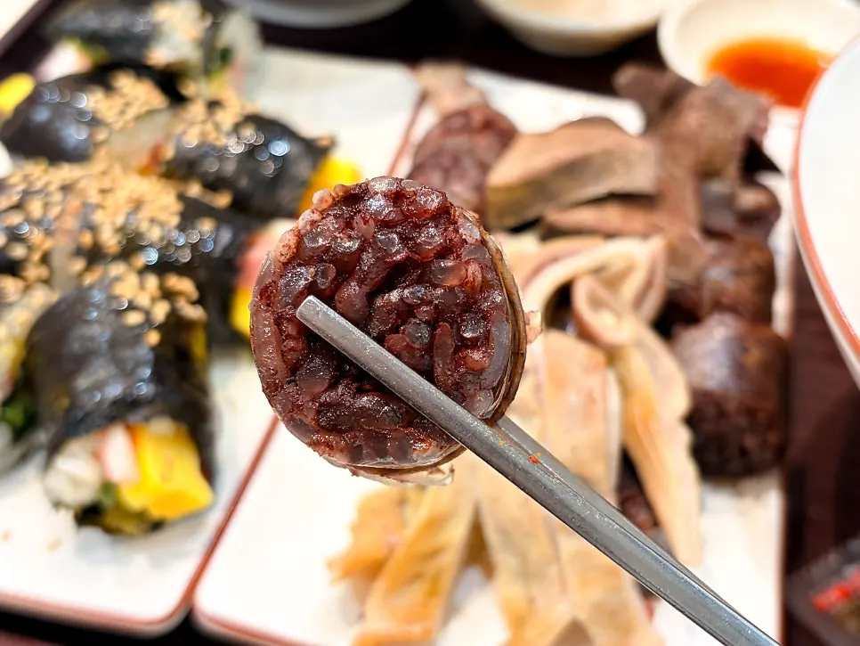 국물에 적신 군만두 한 조각