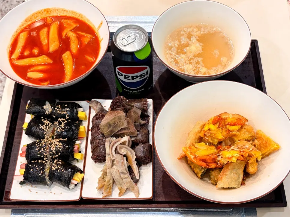 떡볶이 국물을 떠먹는 모습