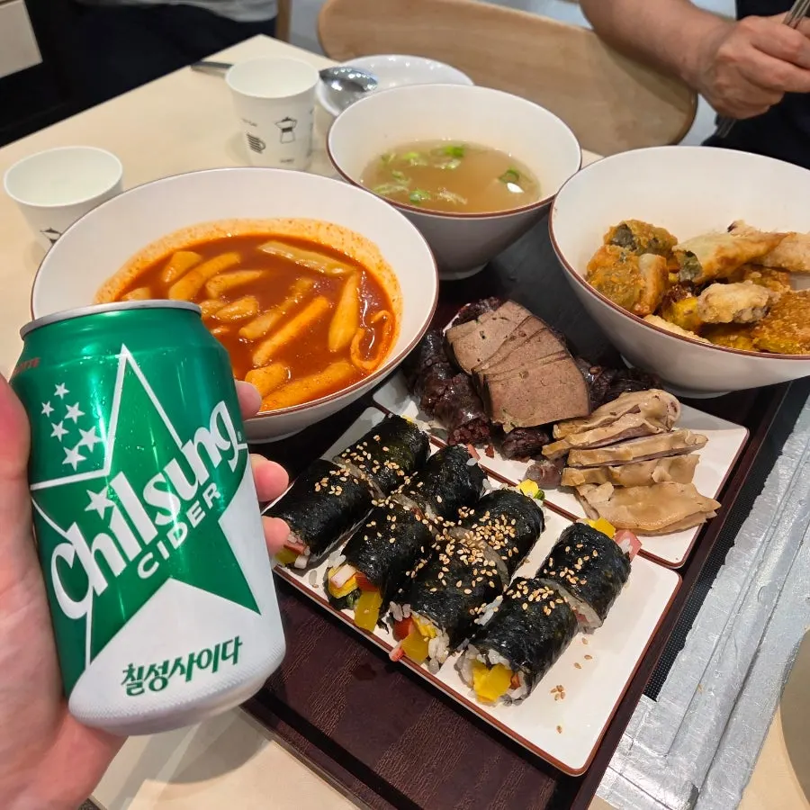 앞접시와 단무지를 놓은 셀프 코너