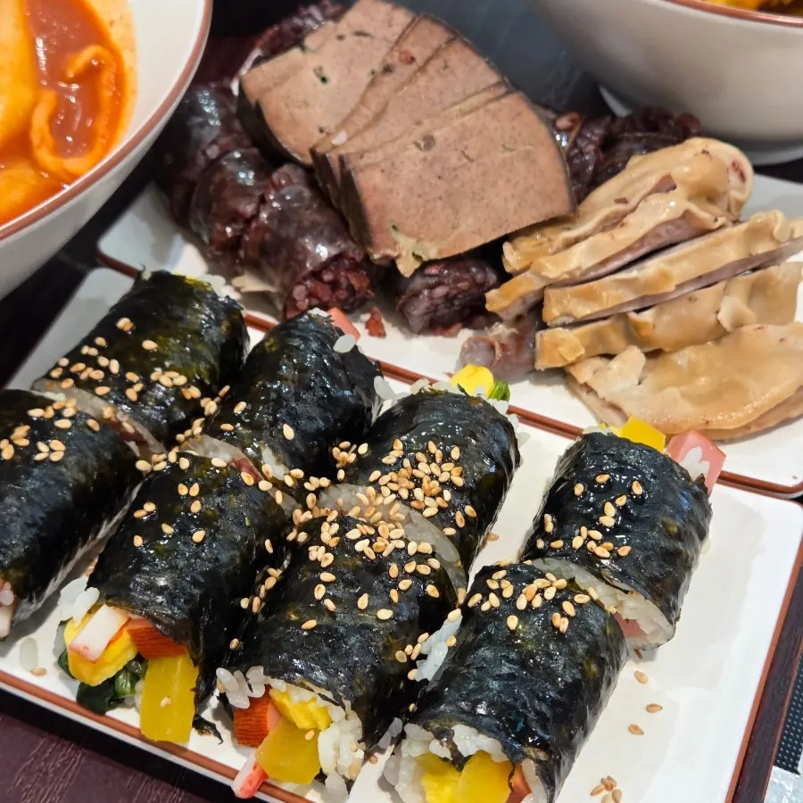 셀프로 담아온 단무지 접시