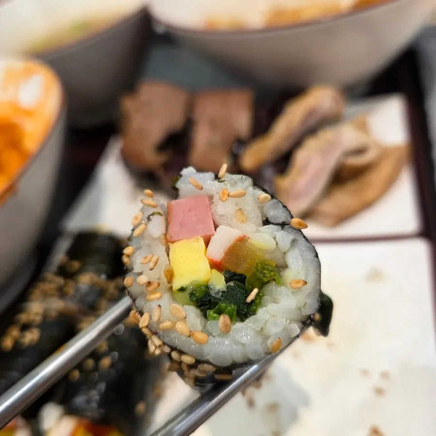 한입 크기로 잘린 꼬마김밥