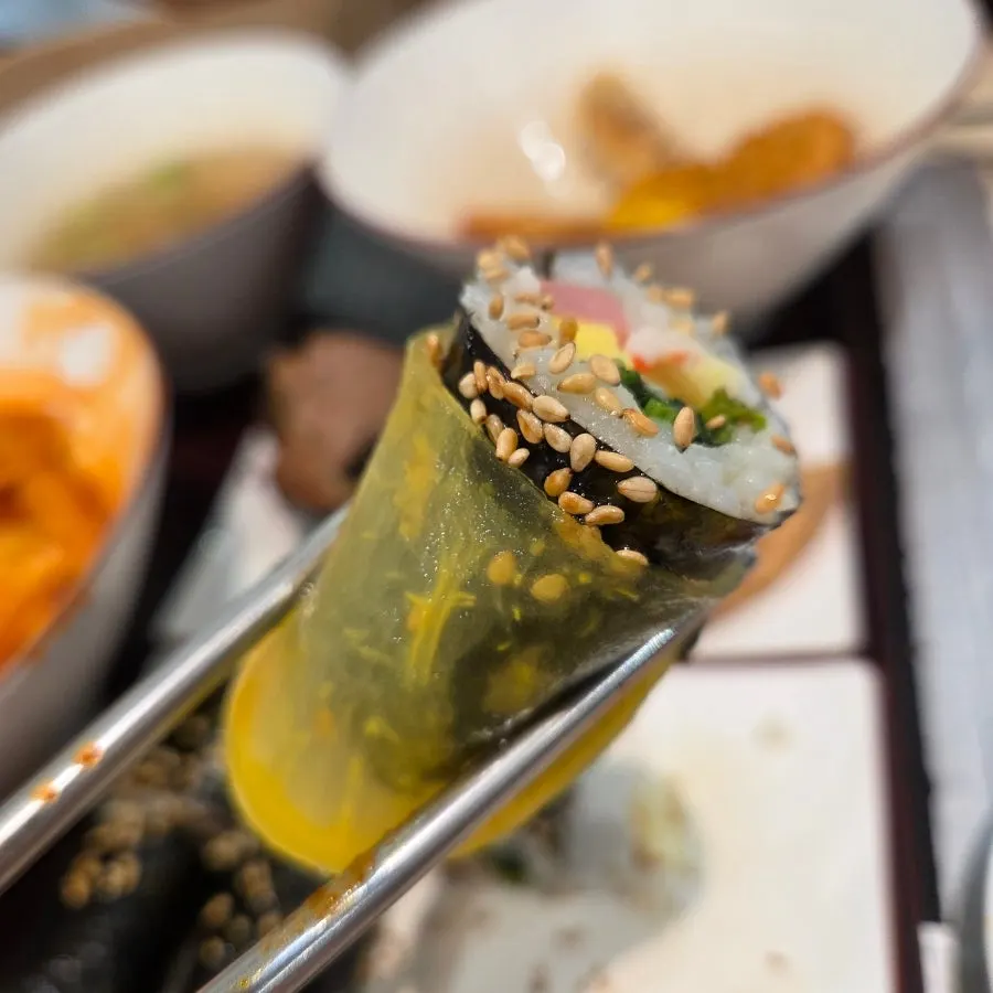 단무지 햄 계란이 보이는 꼬마김밥 단면