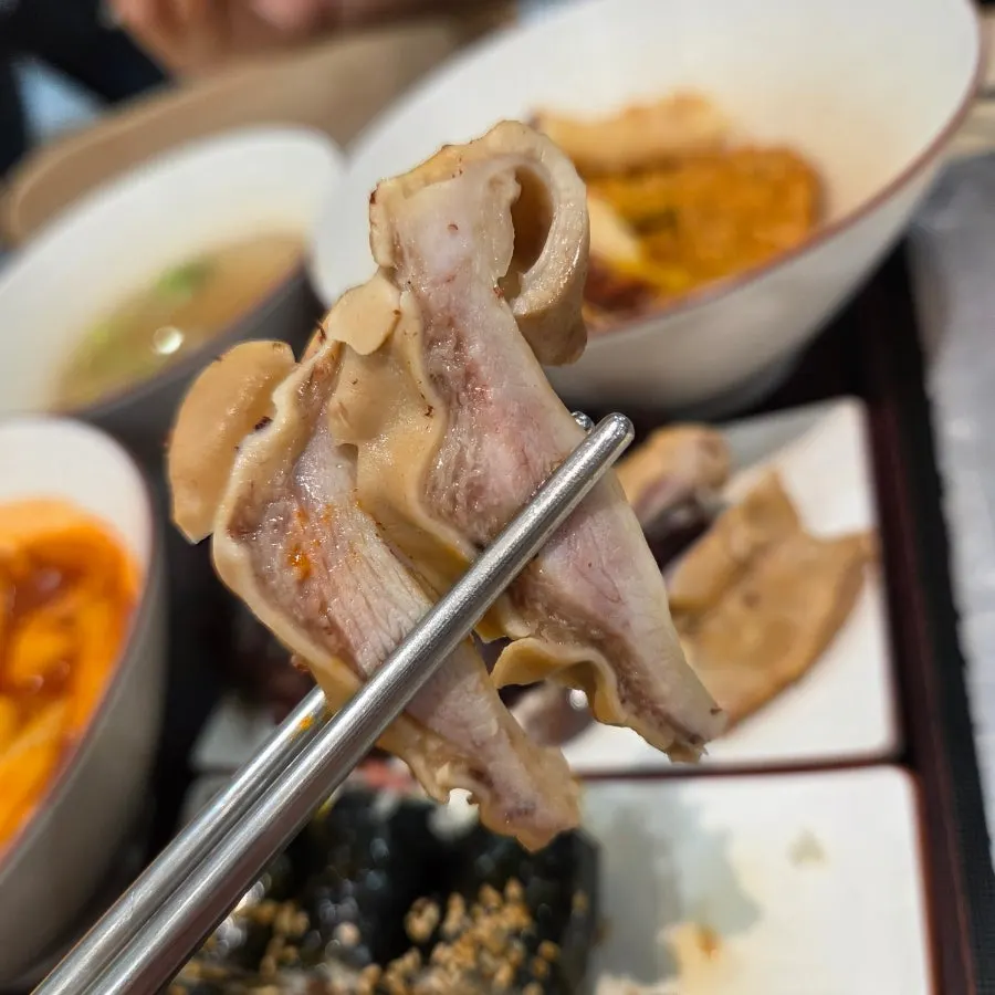 떡볶이 국물과 함께 집어 든 김밥 한 조각