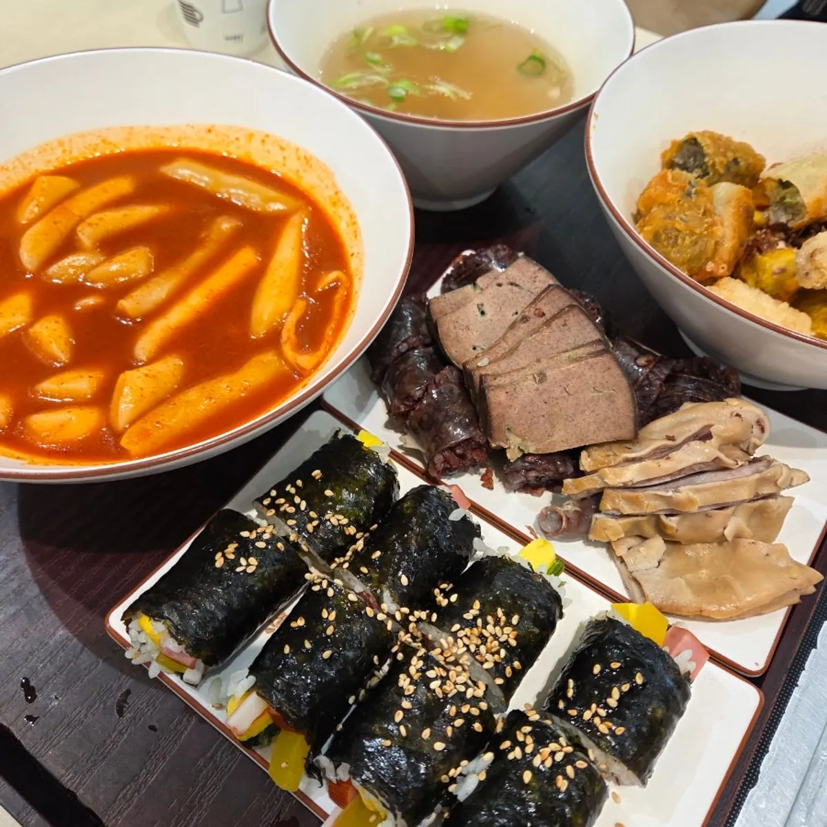 떡볶이 국물에 찍은 바삭한 김말이