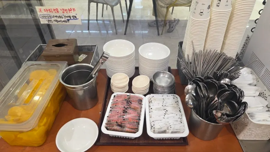 Self-service corner for dishes, pickled radish and wet wipes