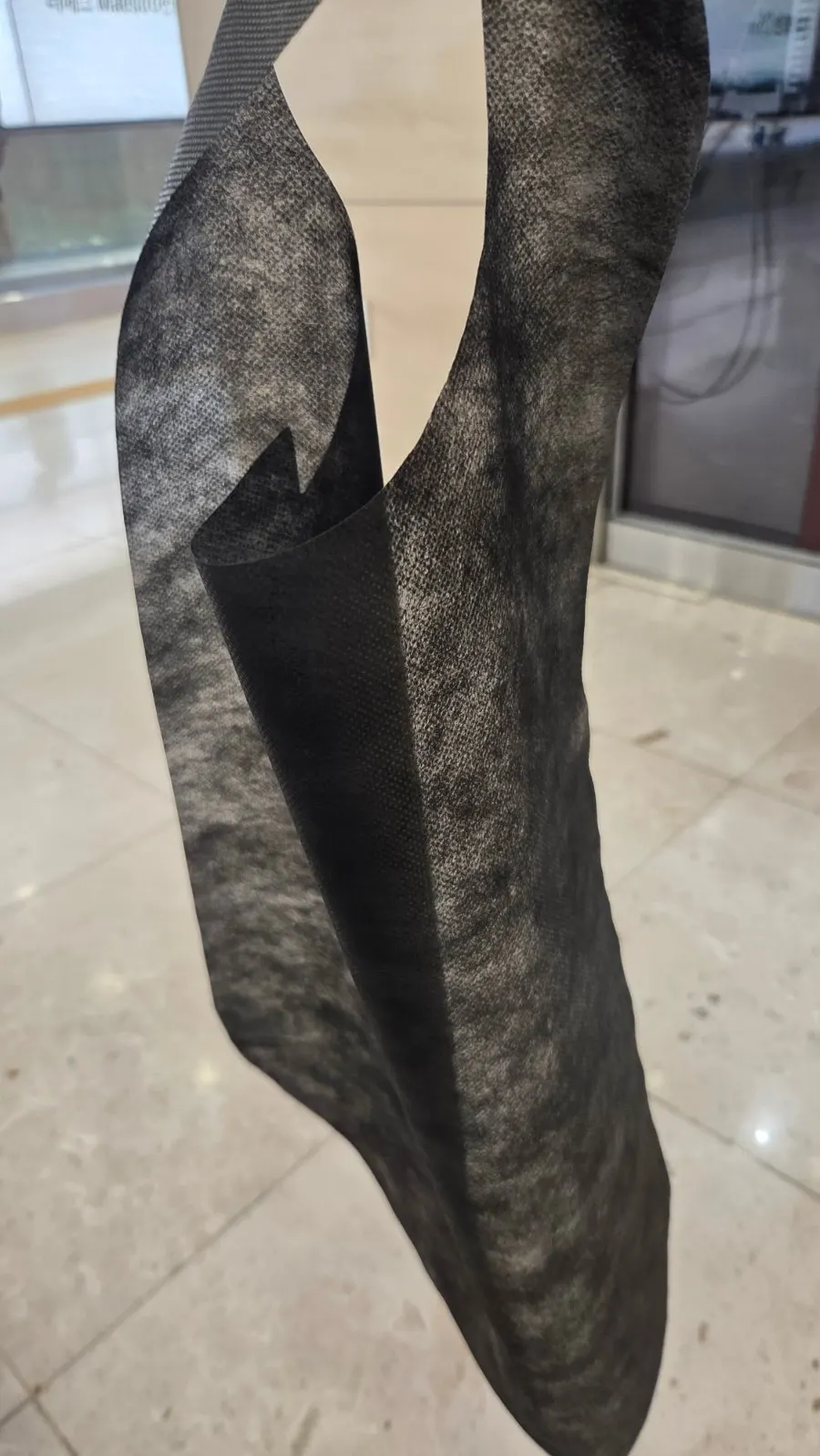 Disposable apron at Hyeonseonine Premium IFC Mall Branch