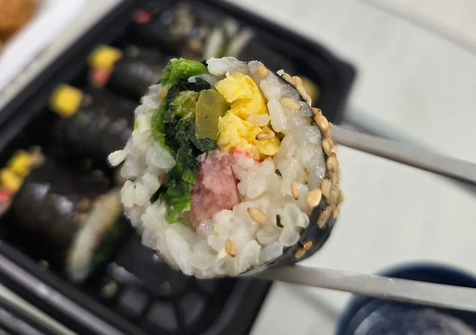 Mini gimbap with a hint of sesame oil aroma