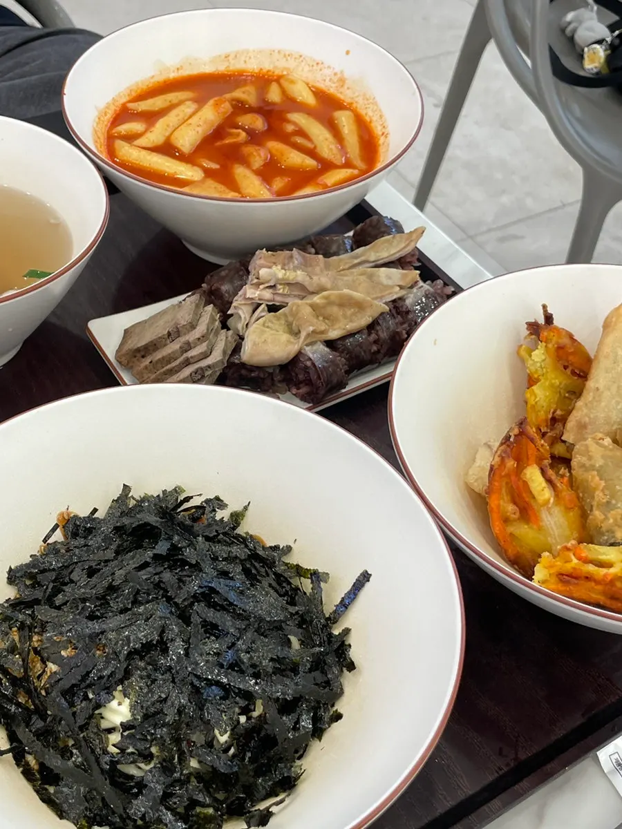 Table setting of the Hyeonseonine Premium IFC Mall branch tteokbokki set