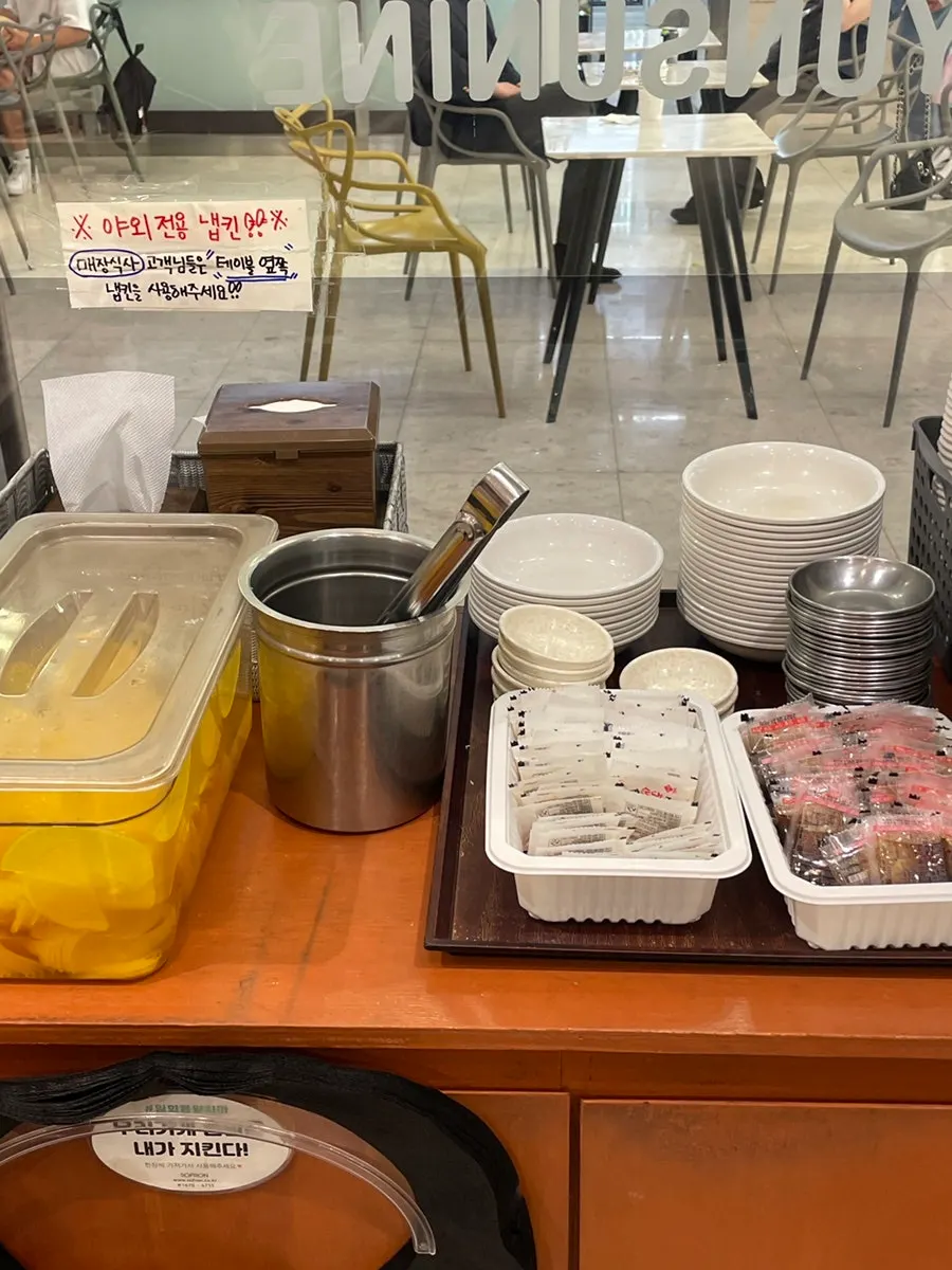 Outdoor table seating at the Hyeonseonine IFC Mall branch