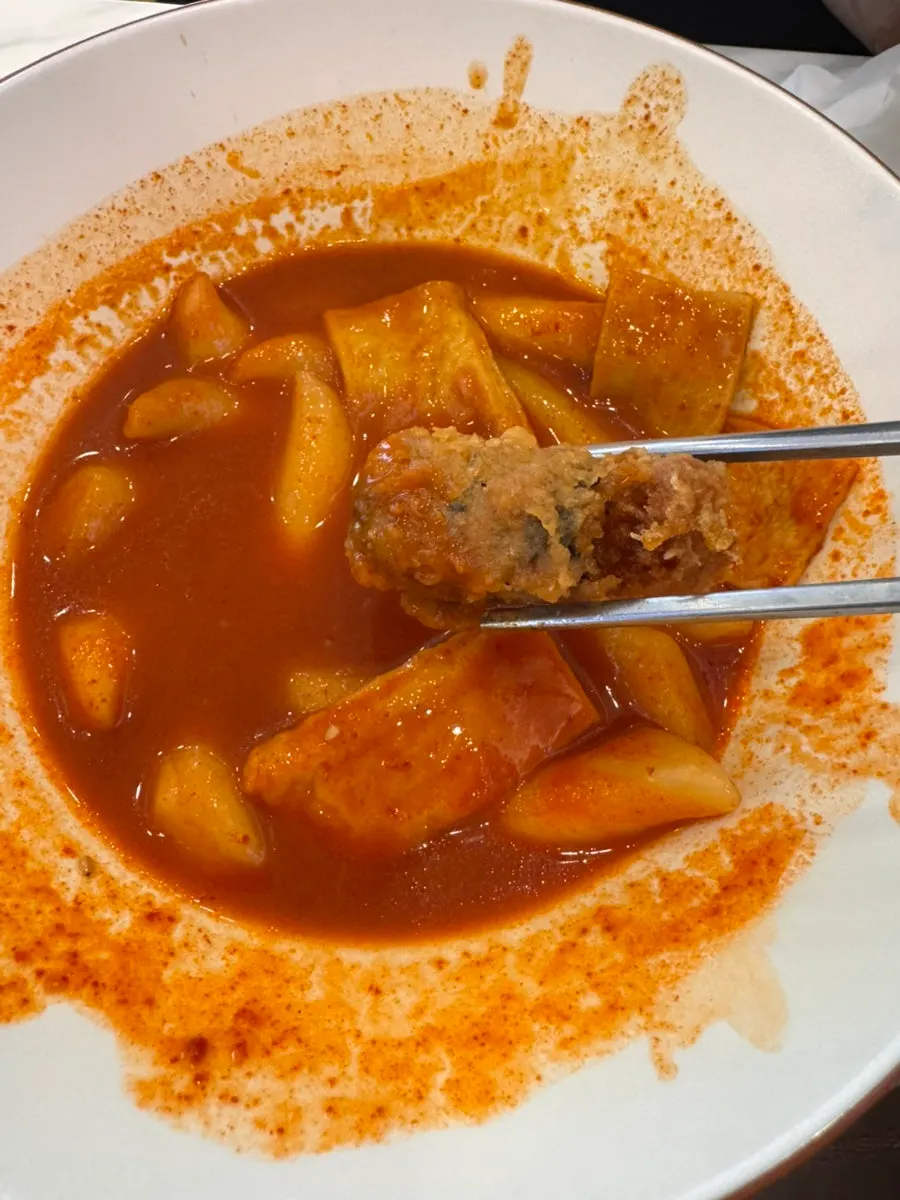 김말이 야채 오징어 고구마로 구성된 모둠튀김