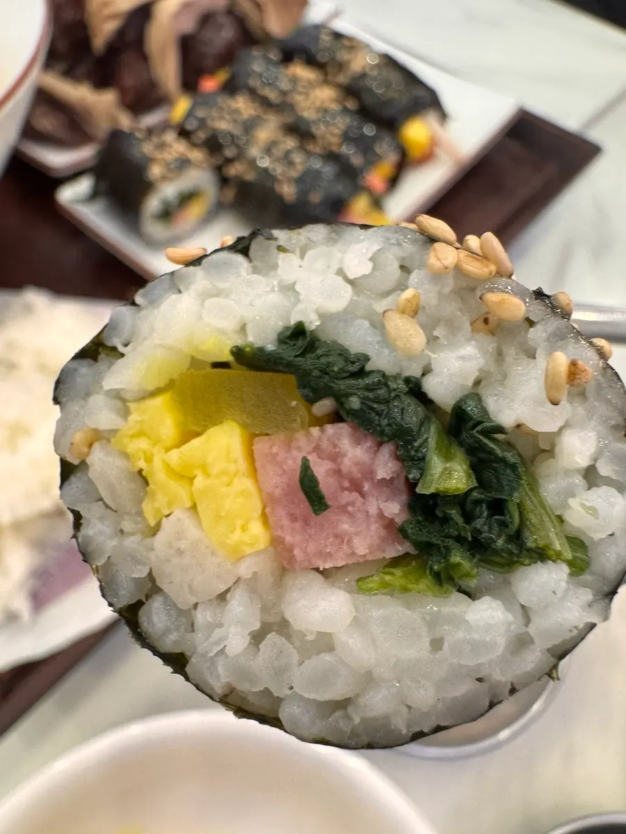 떡볶이 국물에 적신 튀김 한 조각