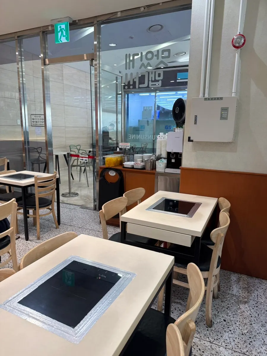 Indoor seating at Hyeonseonine Premium IFC Mall Branch