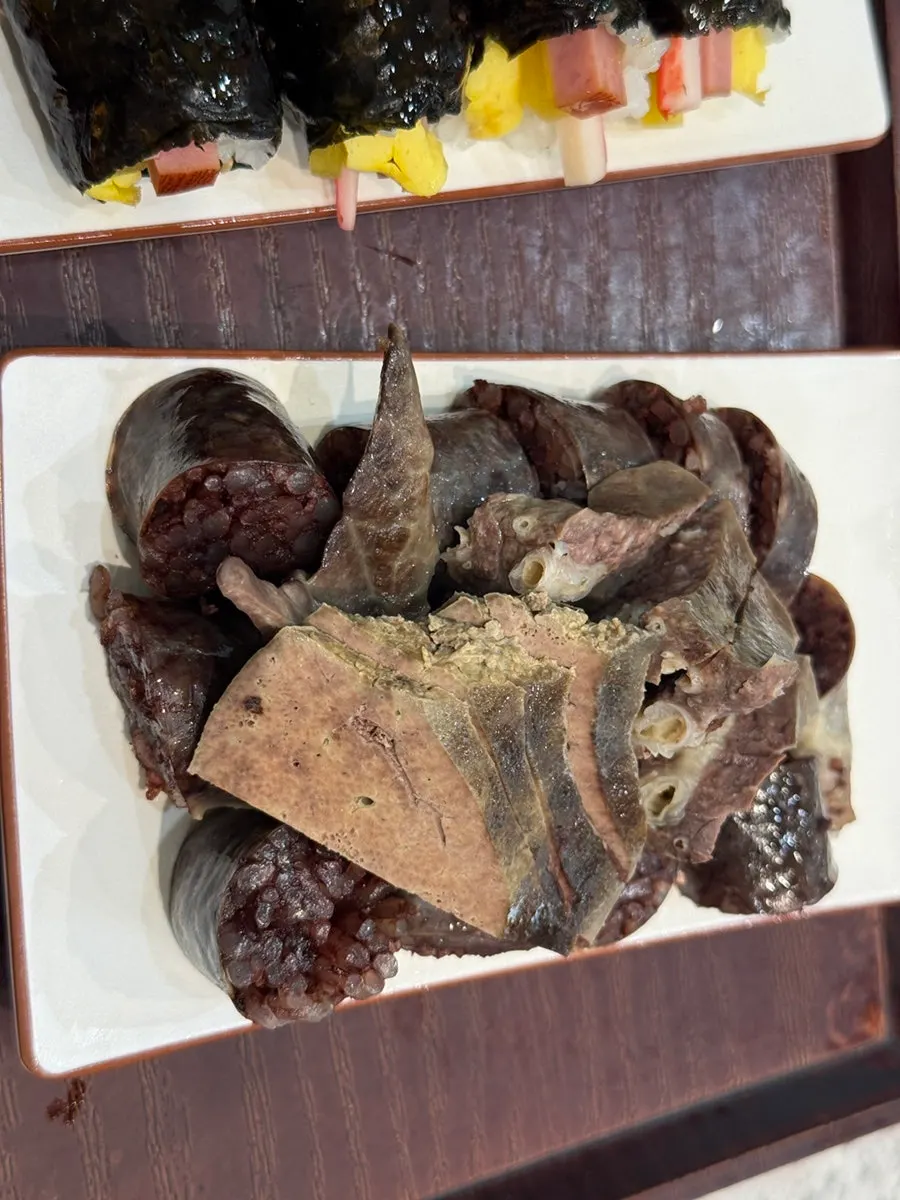 참기름 뿌린 김밥 한 접시