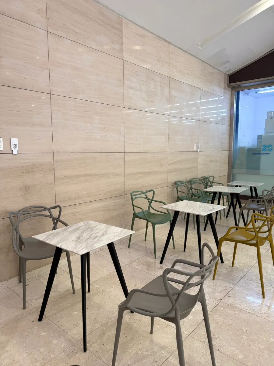 Outdoor seating at Hyeonseonine Premium IFC Mall Branch