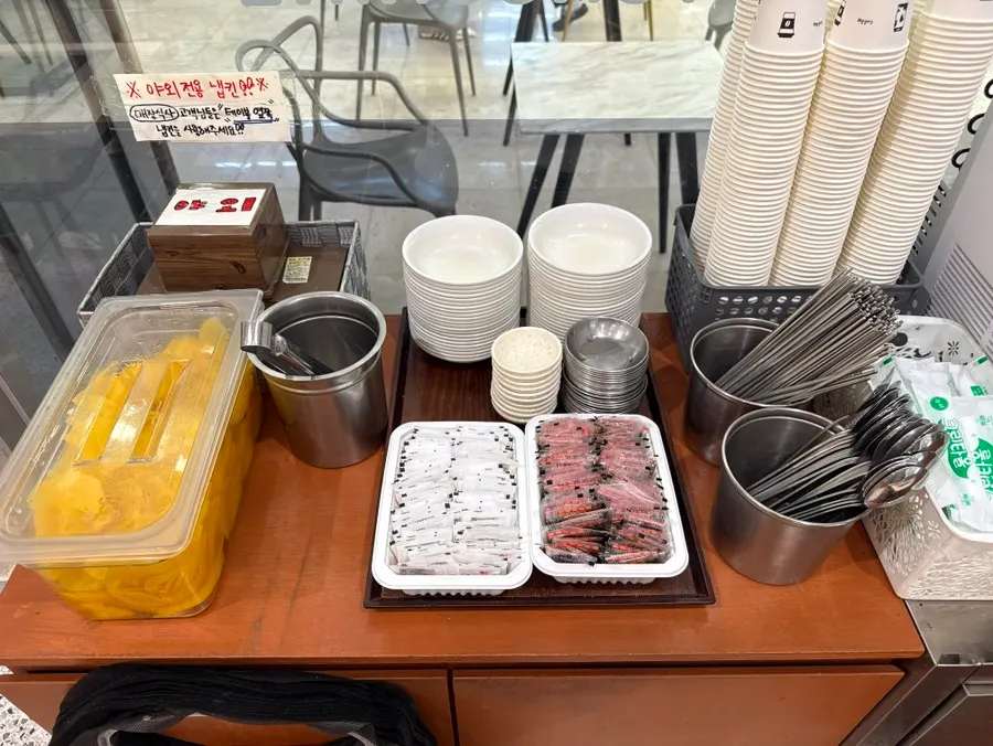 Table setting after ordering the Hyeonseoni Set