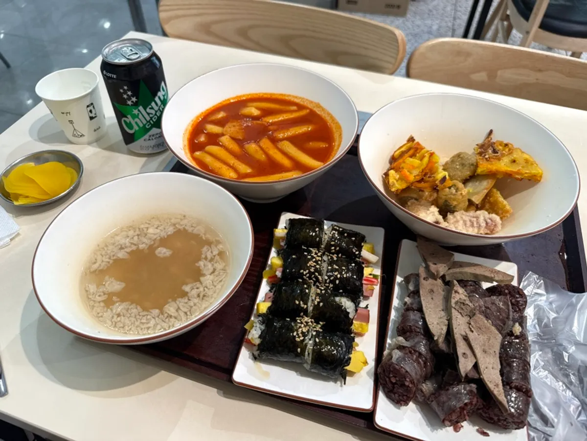 테이블에 차려진 현선이세트 한 상