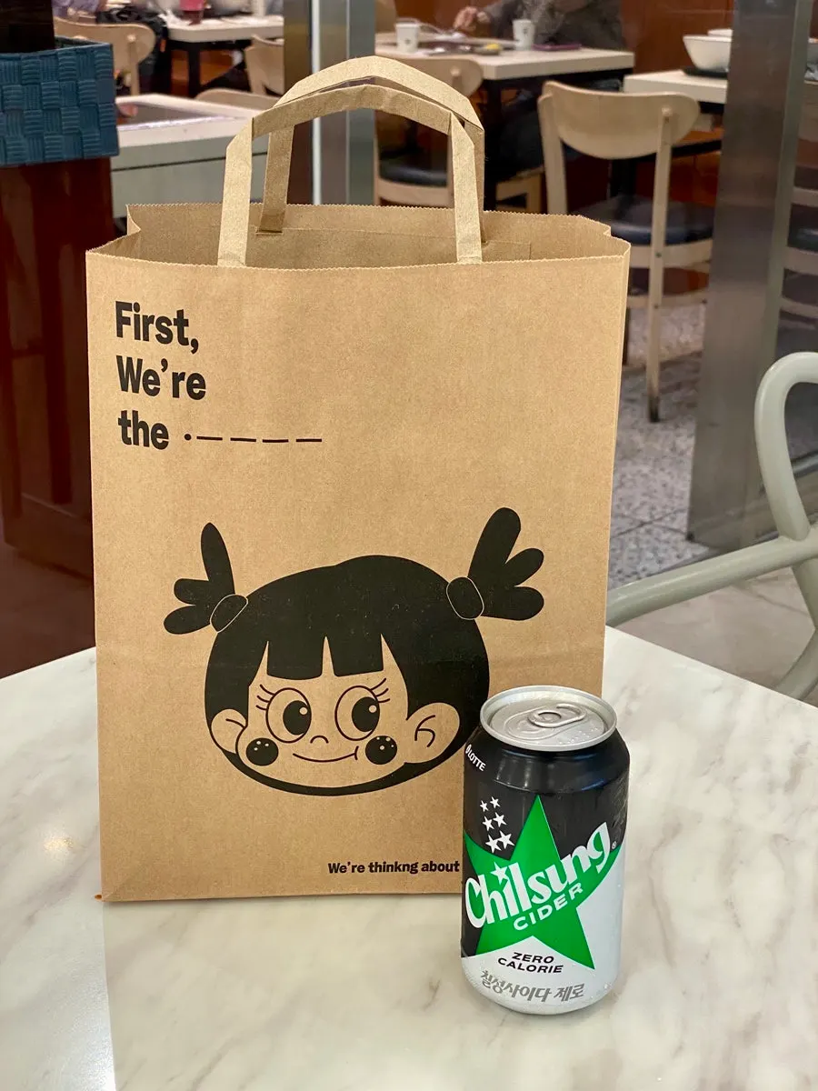 포장 주문을 기다리는 현선이네 프리미엄 카운터