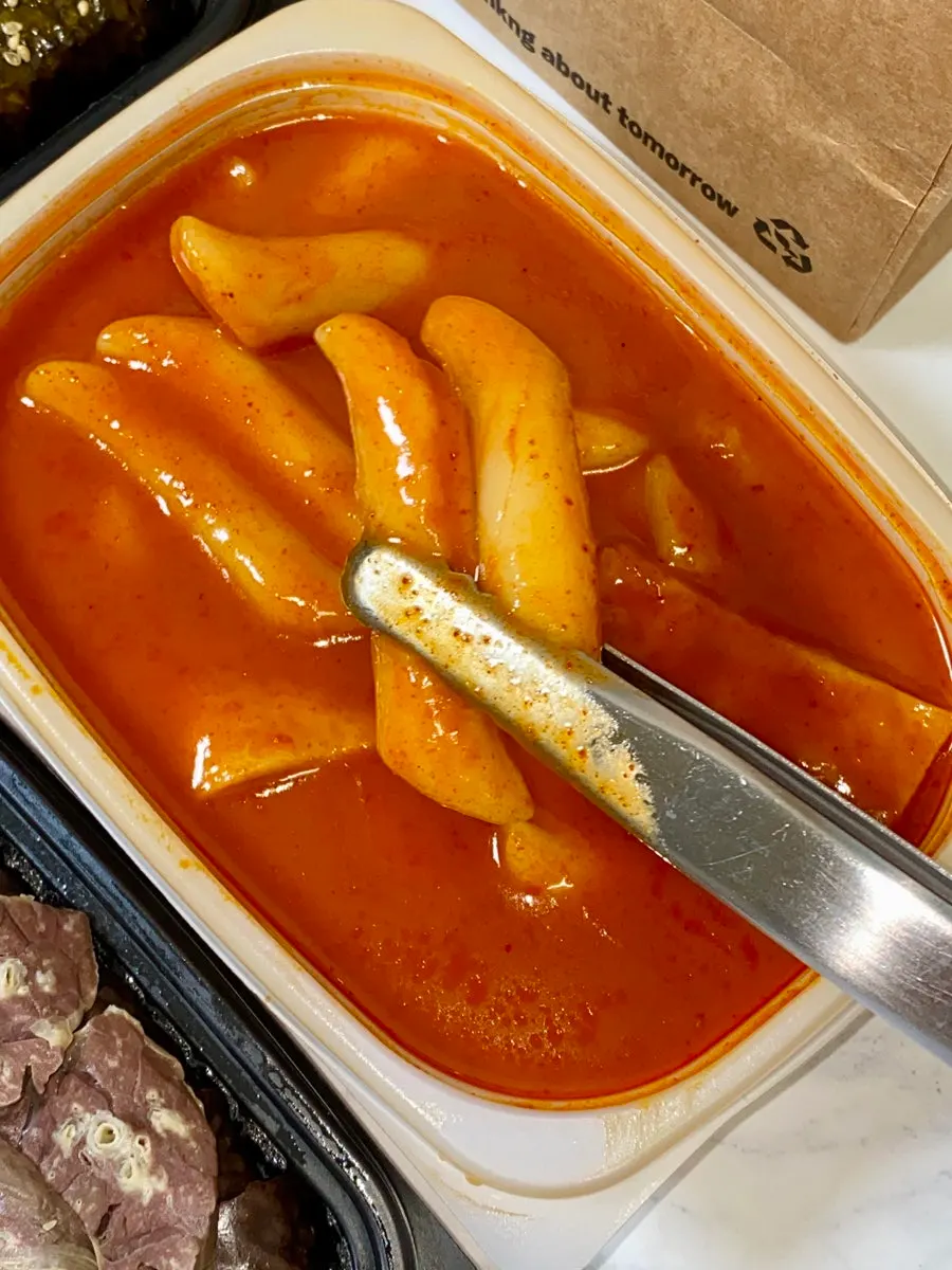 국물에 잠긴 말랑한 밀떡 떡볶이