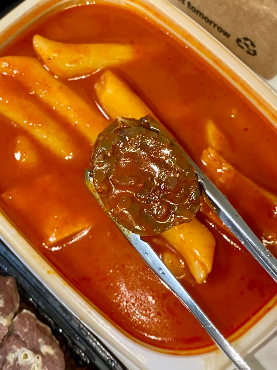 떡볶이 국물에 찍은 순대