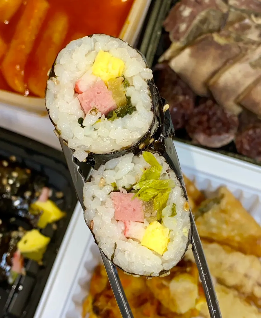 햄 맛살 지단 시금치가 든 꼬마김밥 단면