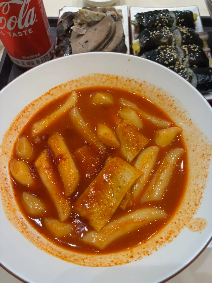 A rice cake soaked with tteokbokki broth