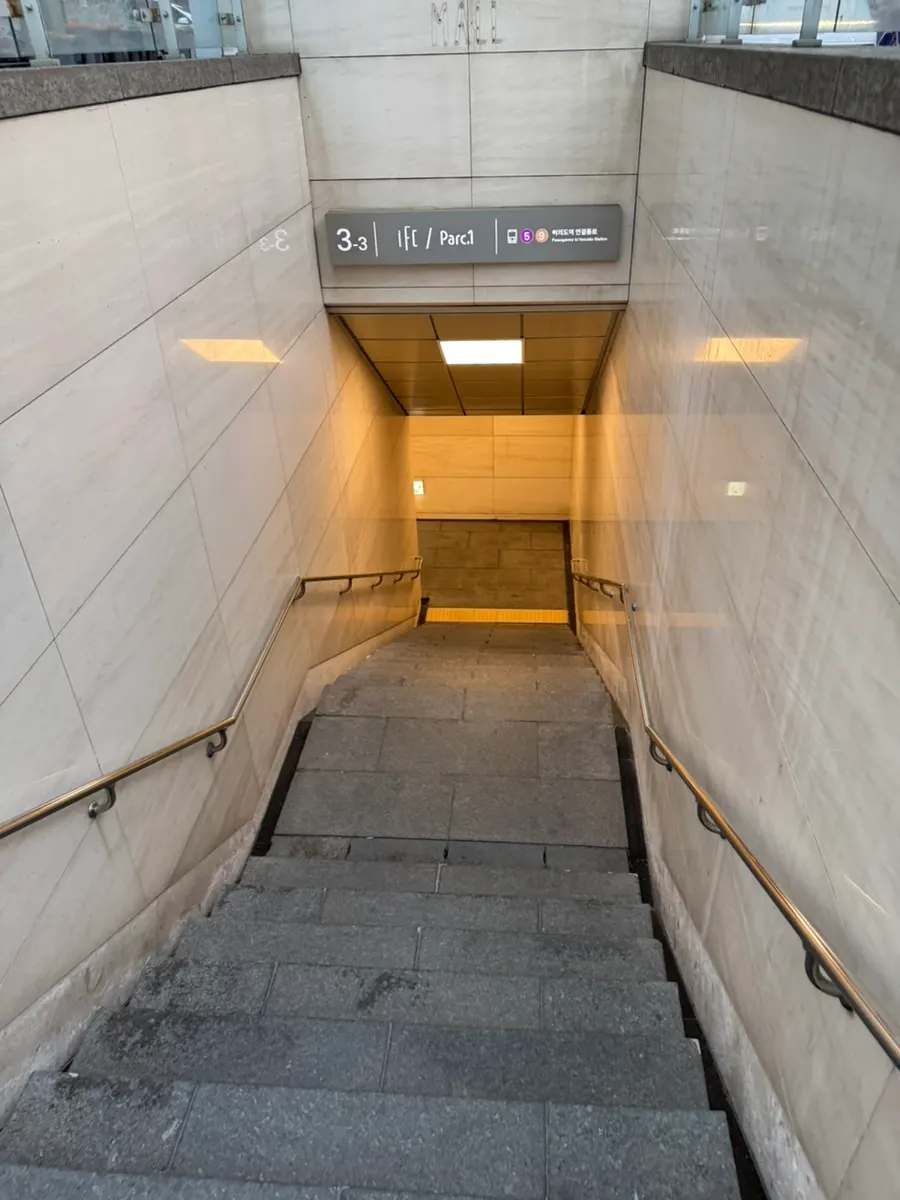 Passage leading down to basement level 2 of IFC Mall