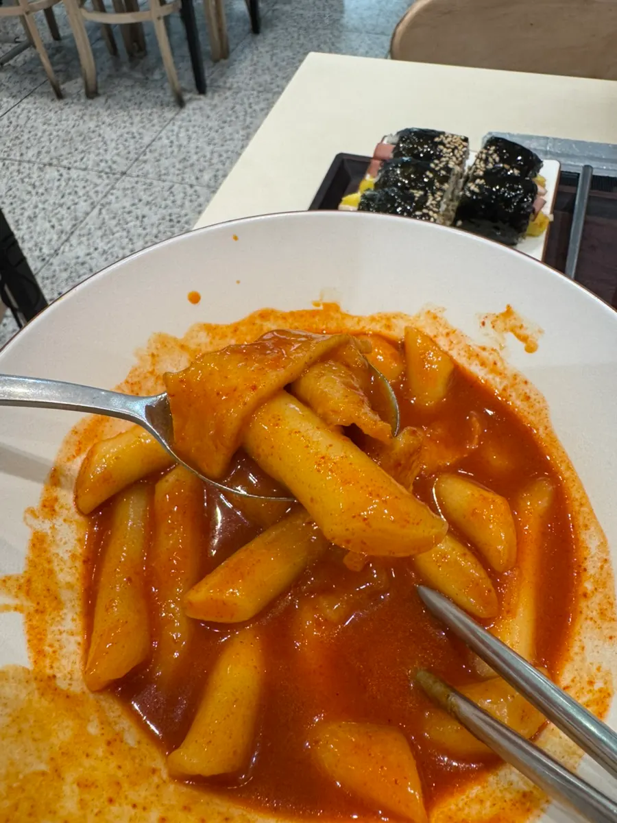 Picking up tteokbokki right after eating gimbap