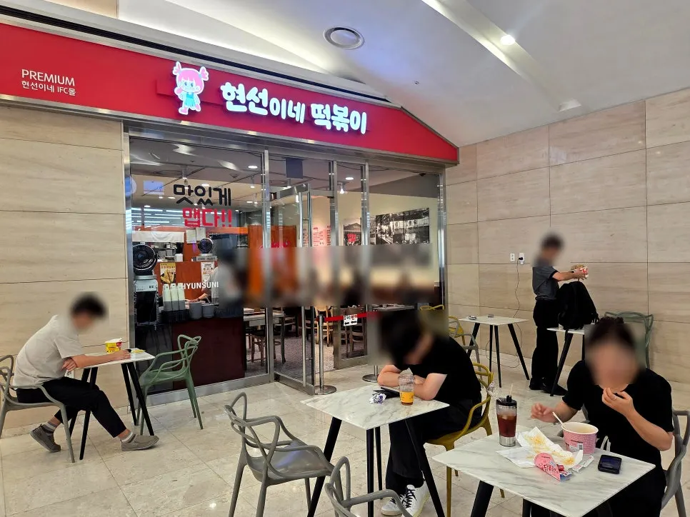 매장 외부에 마련된 좌석 공간