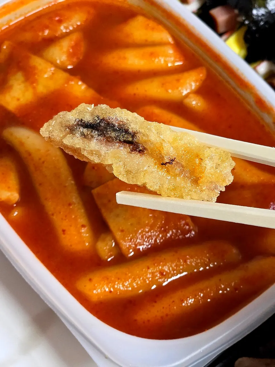 야채튀김과 김말이가 담긴 모둠튀김