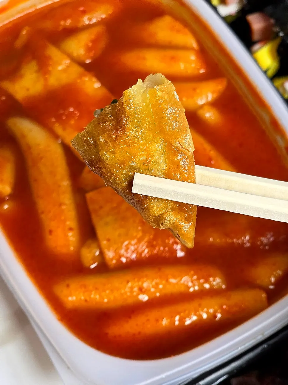 떡볶이 국물에 찍은 튀김