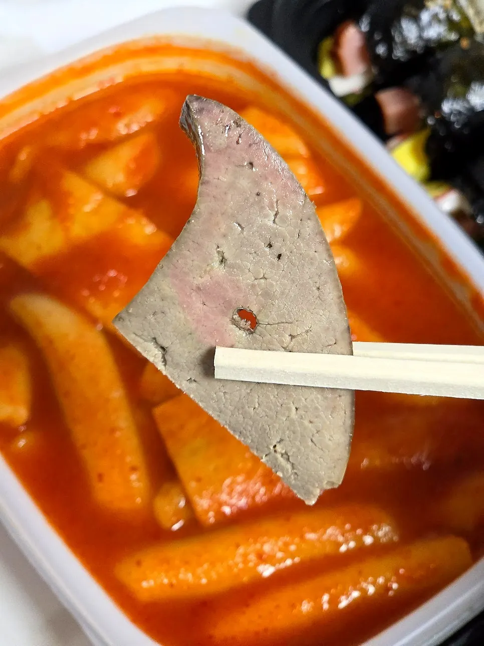떡볶이 양념에 찍은 순대