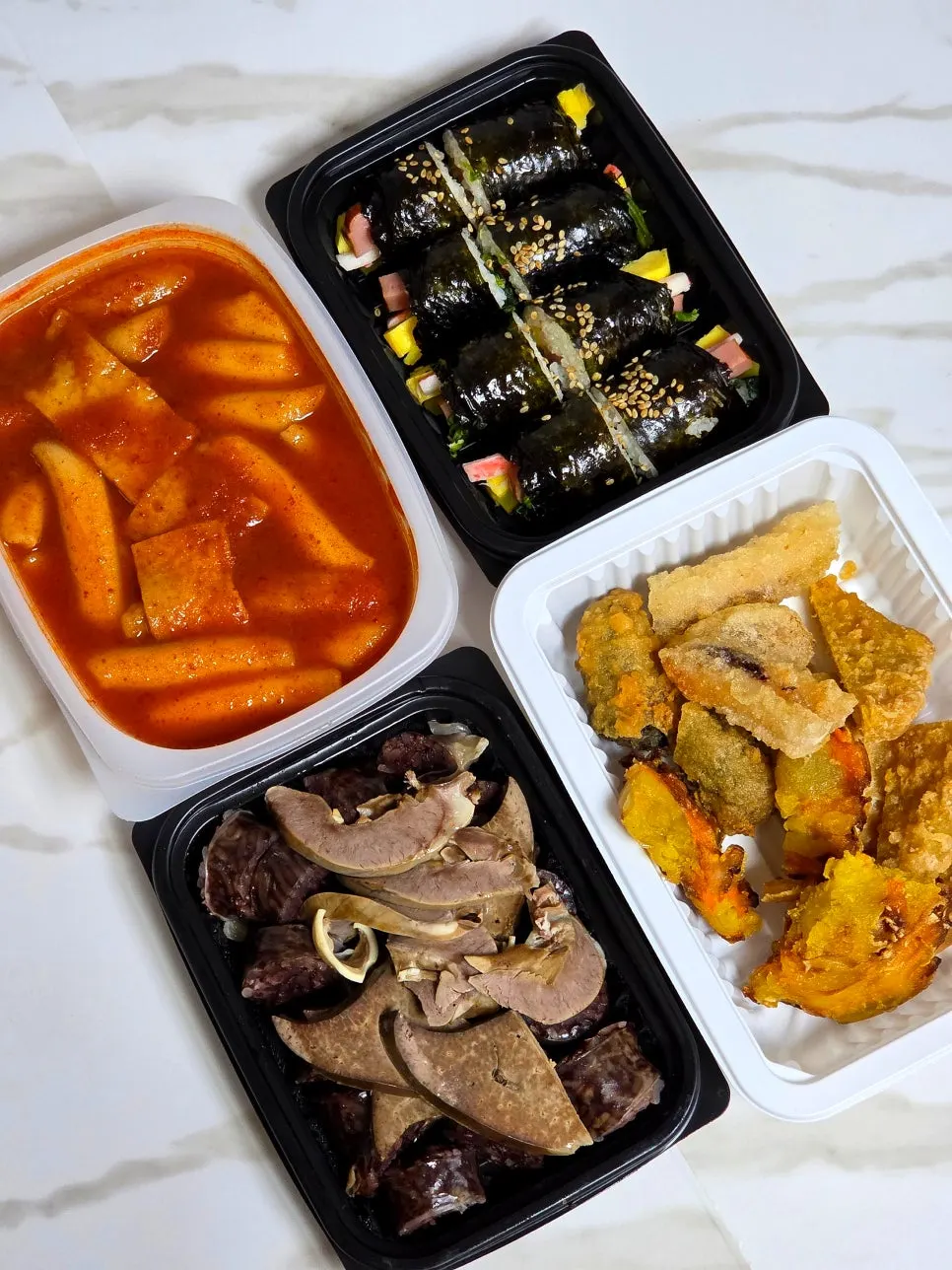 떡볶이와 튀김, 순대, 김밥을 차린 한 상